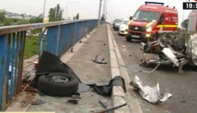 TRAGEDIE RUTIERĂ. O FEMEIE A MURIT, DUPĂ CE TREI MAȘINI S-AU CIOCNIT VIOLENT - untitled-1463119718.jpg