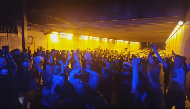 Video. Fără gaze lacrimogene și amenințări! Tactica de milioane a polițiștilor ca să-i 