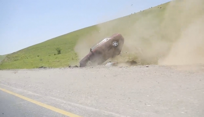 VIDEO ȘOCANT. TERIBIL ACCIDENT RUTIER, ÎN DRUM SPRE O NUNTĂ. MAȘINĂ ROSTOGOLITĂ, ȘOFER ARUNCAT DIN VEHICUL - untitled-1469694867.jpg