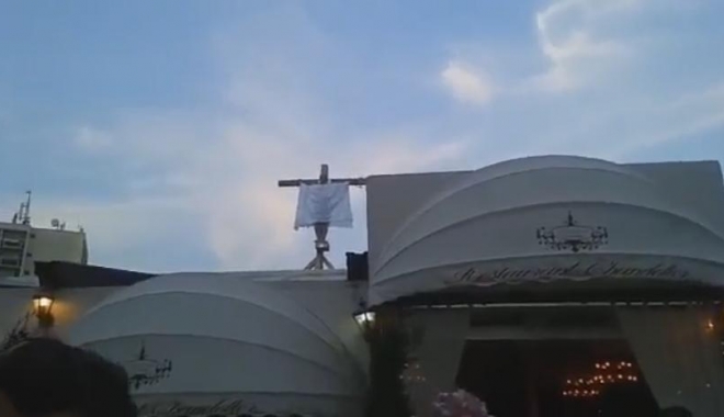 VIDEO INCREDIBIL. PATRONUL DIN EFORIE CARE-ȘI ADEMENEA CLIENȚII CU CHILOȚI MURDARI S-A RĂSTIGNIT...LA PROPRIU - untitled-1469814678.jpg