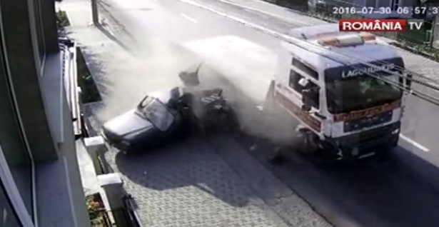 VIDEO. ACCIDENT RUTIER ȘOCANT. DACIE SPULBERATĂ DE TIR - untitled-1469952945.jpg