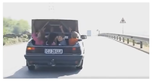 ÎNCONȘTIENȚĂ DUSĂ LA EXTREM! Cu patru copii în portbagaj, la un pas să fie izbit de TIR / VIDEO - untitled-1472203603.jpg