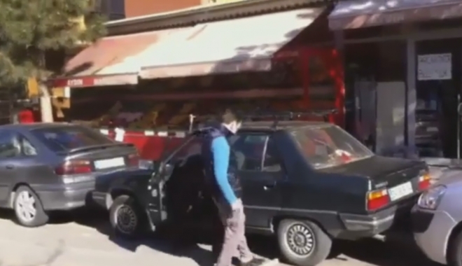 VIDEO. Cum scoți o mașină din parcare dacă ai rămas blocat între alte două autoturisme - untitled-1472454667.jpg