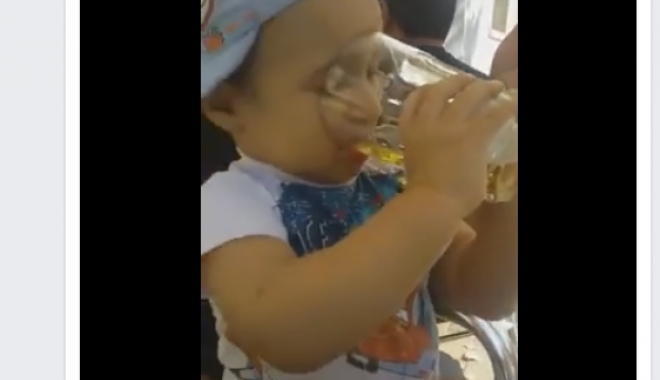 REVOLTĂTOR! COPIL DE TREI ANI, PUS DE PROPRIUL TATĂ SĂ FUMEZE ȘI SĂ BEA ALCOOL - VIDEO - untitled-1474008792.jpg