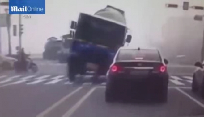 Video ȘOCANT! TREI MORȚI, după ce o betonieră strivește o mașină - untitled-1474549752.jpg