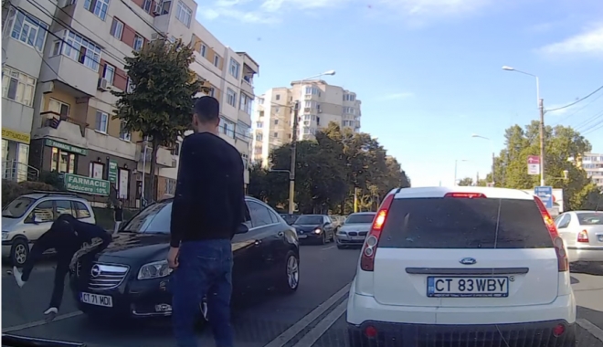 VIDEO. Pieton grăbit să prindă autobuzul, luat pe sus de o mașină în Tomis 3 - untitled-1475238419.jpg