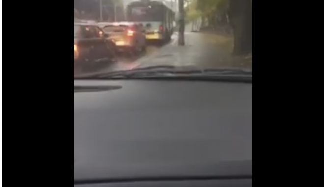 Video REVOLTĂTOR / Vai și amar de pietoni! O nouă modă printre taximetriști, în caz de aglomerație - untitled-1477560390.jpg