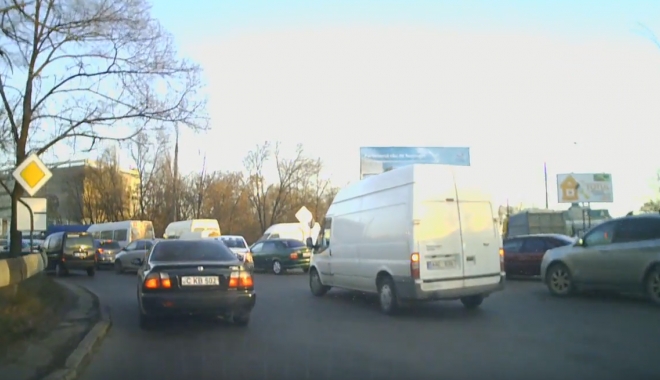 VIDEO. Nu se bat șoferii, ci pasagerii! Pumni și palme, în plin trafic - untitled-1481114648.jpg