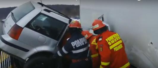 VIDEO. GRAV ACCIDENT RUTIER. O mașină a intrat sub un camion, două persoane încarcerate - untitled-1483086129.jpg