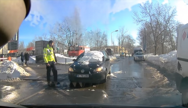 VIDEO. Lecția dată de un POLIȚIST unui ȘOFER care nu și-a curățat mormanul de zăpadă de pe mașină - untitled-1484659957.jpg