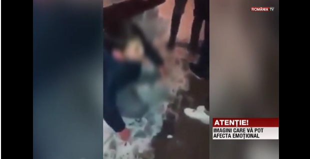 VIDEO. Copil bătut și umilit de o gașcă de tineri: 