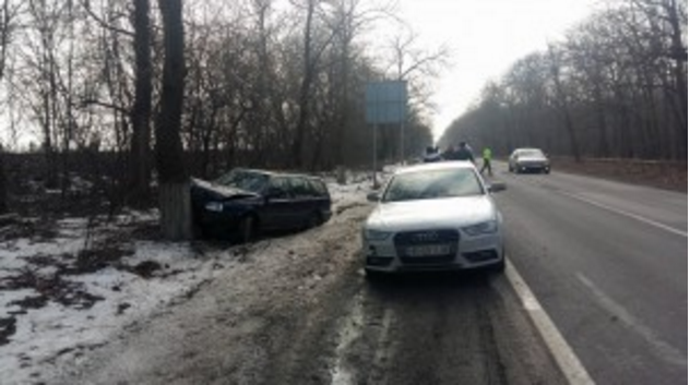 Grav accident rutier / MAȘINĂ IZBITĂ VIOLENT ÎN COPAC - untitled-1487252404.jpg