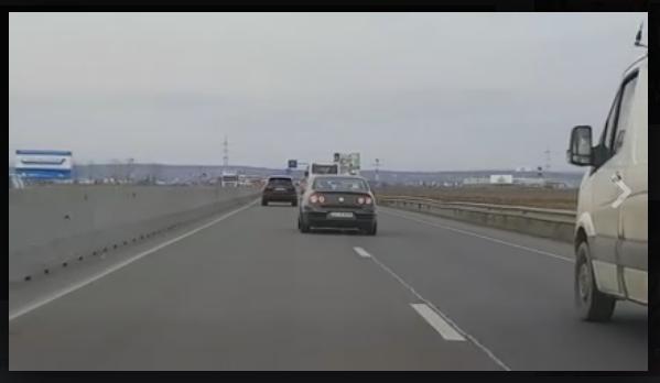 VIDEO. Șmecher de Constanța. Cum șicanează în trafic un șofer cu VW. Cerem poliției rutiere să ia măsuri - untitled-1488125536.jpg