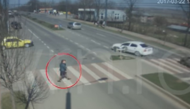 IMAGINI VIDEO ȘOCANTE! Copil de nouă ani, spulberat de pe trotuar, de un microbuz - untitled-1490199717.jpg