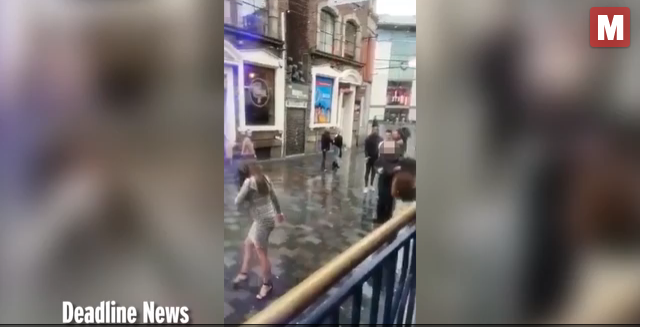 VIDEO ȘOCANT! Femeie lovită cu brutalitate de portarul unui bar - untitled-1492594388.jpg