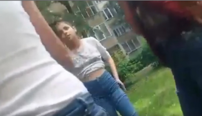 VIDEO ȘOCANT / ELEVĂ SNOPITĂ ÎN BĂTAIE, CU PUMNII ȘI PICIOARELE, DE MAI MULTE COLEGE - untitled-1494925292.jpg
