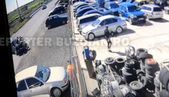 VIDEO / CLIPE TERIBILE PENTRU DOI TINERI AFLAȚI PE O MOTOCICLETĂ. S-AU IZBIT PUTERNIC DE O MAȘINĂ CARE ÎNCERCA SĂ PARCHEZE - untitled-1495607167.jpg