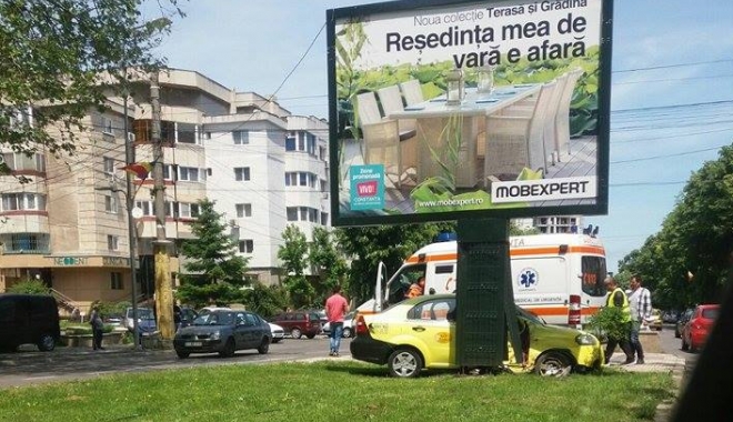 Accident la Constanța. TAXI PROIECTAT ÎNTR-UN PANOU PUBLICITAR, după ce un tânăr șofer NU A OPRIT LA STOP - untitled-1495710659.jpg