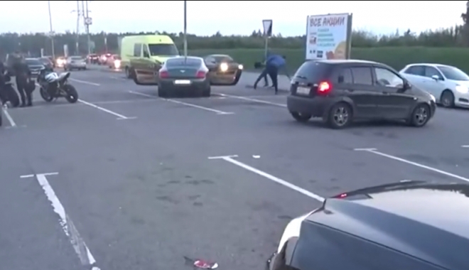VIDEO! Nesimțirea se plătește! Lecția primită de un șofer cu Bentley, în trafic, de la un motociclist - untitled-1505214836.jpg