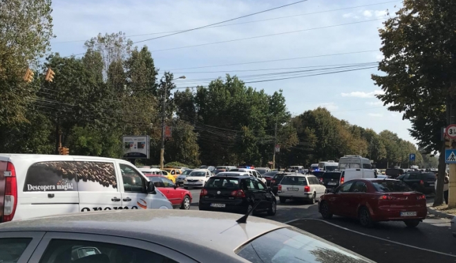 Accident între 3 autoturisme, pe bulevardul Alexandru Lăpușneanu. Traficul este îngreunat - untitled-1507291106.jpg