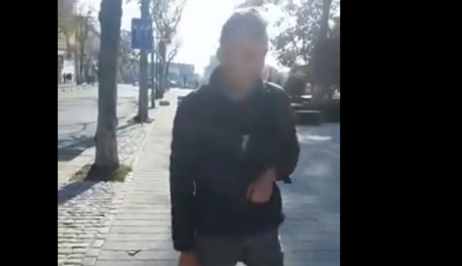 VIDEO / Un tânăr din Constanța, drogat pe stradă! Abia se ține pe picioare, cu jointul în mână, chiar în fața Prefecturii - untitled-1509011801.jpg