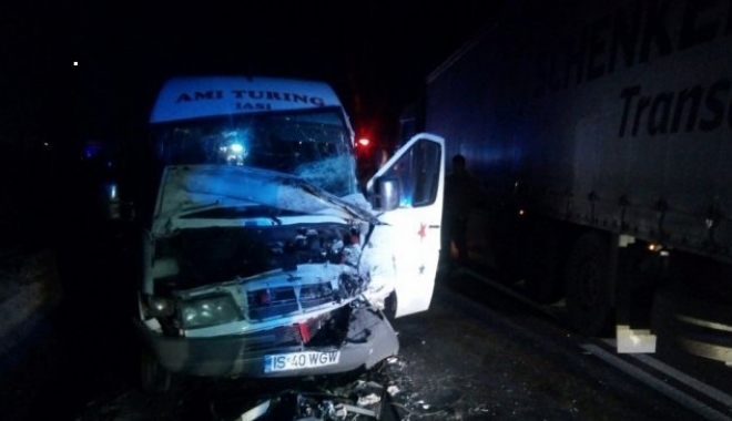 Accident teribil: Un tir s-a ciocnit cu un microbuz. 12 victime - untitled-1510855927.jpg