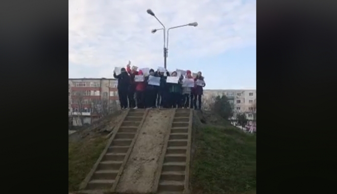 VIDEO / COPIII DIN CONSTANȚA ÎȘI APĂRĂ DREPTUL DE A AVEA LOCURI DE JOACĂ: 