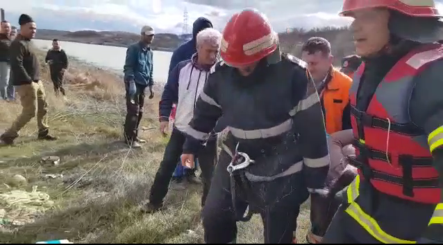 VIDEO. ACCIDENT SAU TENTATIVĂ DE SUICID? O femeie a CĂZUT ÎN DUNĂRE, DE PE PODUL CERNAVODĂ! - untitled-1520945629.jpg