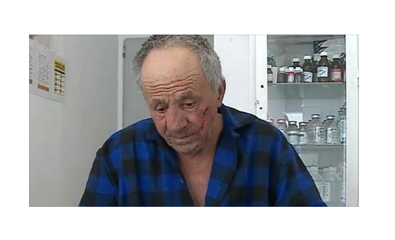 O MÂNĂ DE AJUTOR pentru bătrânul bătut măr de doi tineri, care muncește pentru copilul său bolnav - untitled-1522741878.jpg