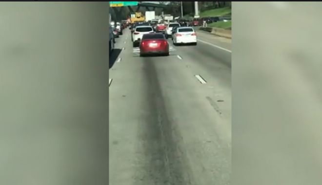 PARANOIA ÎN TRAFIC! Cum și-a ajustat un șofer mașina ca nimeni să nu se apropie de el - untitled-1523366138.jpg