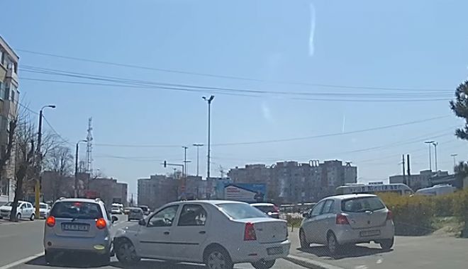 VIDEO! Accident la Constanța, după ce o șoferiță a vrut să întoarcă direct de pe trotuar, peste linia continuă - untitled-1523873793.jpg