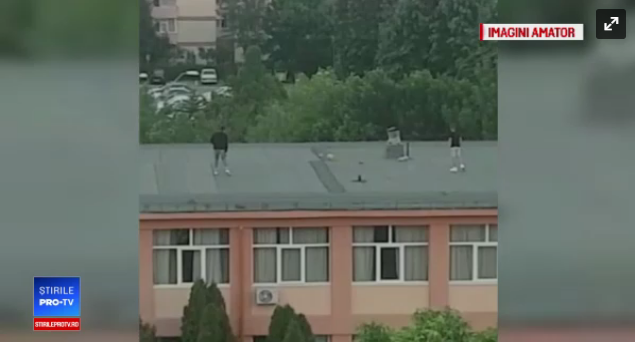 Tineri filmați când jucau fotbal pe acoperișul școlii - untitled-1525593865.jpg