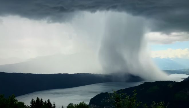 SPECTACOLUL NATURII! Video. Fenomen rar: Tsunami căzut din cer - untitled-1529305959.jpg