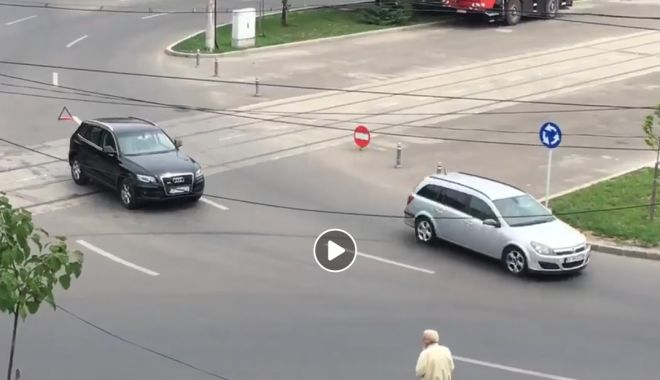 VIDEO! DE-A RÂSU' PLÂNSU'. Un bărbat în vârstă a blocat minute bune un sens giratoriu ca să-și pozeze mașina - untitled-1531647515.jpg