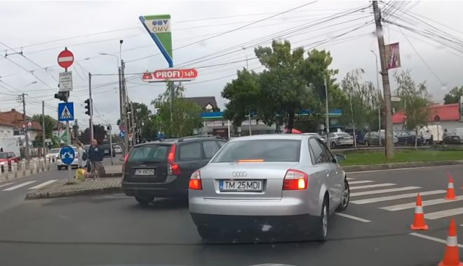 Biciclist urmărit cu mașina pe trotuar, de un șofer nervos. De la ce a pornit totul, scena a fost filmată VIDEO - untitled-1532500849.jpg
