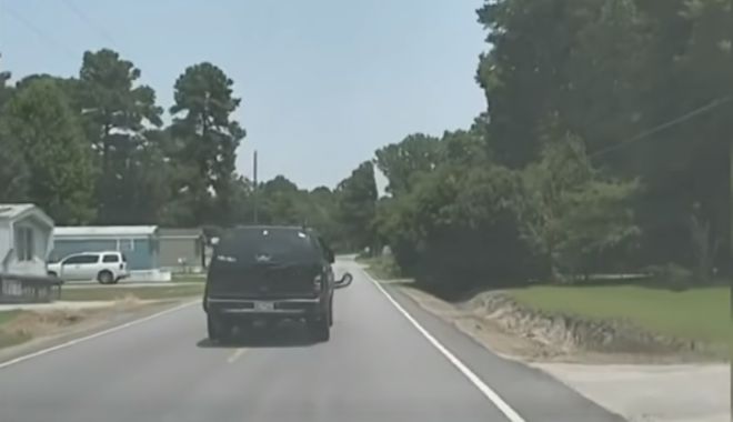 VIDEO. URMĂRIRE CA-N FILME! O tânără de 22 de ani a supraviețuit miraculos după ce a fost aruncată din mașină - untitled-1532761196.jpg