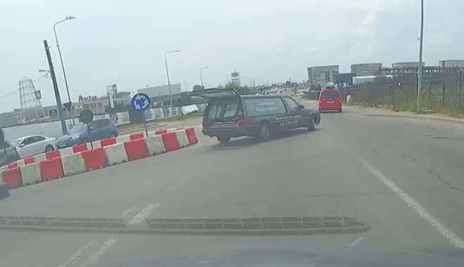 VIDEO INCREDIBIL! O mașină de pompe funebre a pierdut mortul într-un sens giratoriu din Constanța - untitled-1532850860.jpg