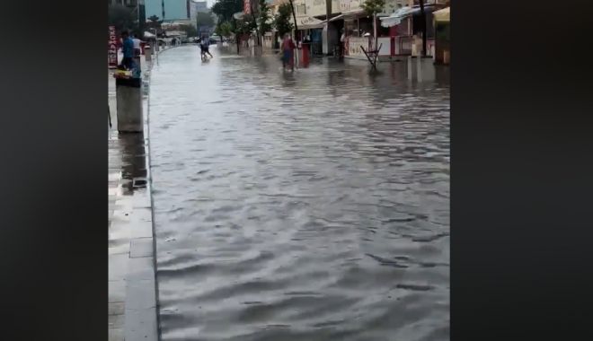 VIDEO. Cum arată promenada din Mamaia după o ploaie torențială. Marea s-a mutat pe șosea - untitled-1532871274.jpg