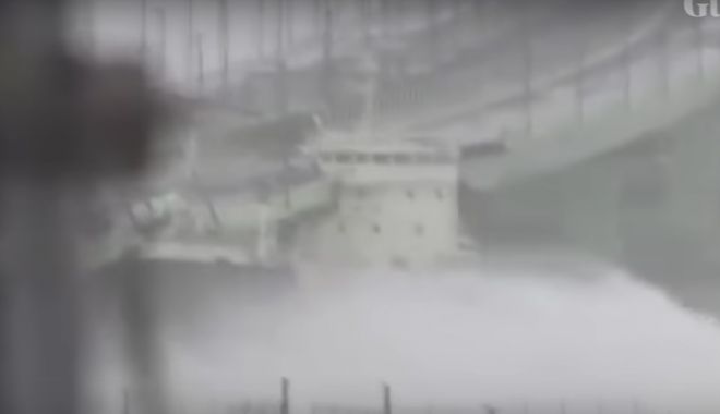 VIDEO. Momentul în care taifunul Jebi izbește de un pod un petrolier de peste 2.000 de tone - untitled-1536065315.jpg