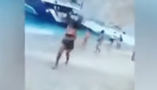 Momentul în care o parte dintr-o faleză s-a prăbușit. Cel puțin 7 turiști au fost răniți - untitled-1536925776.jpg