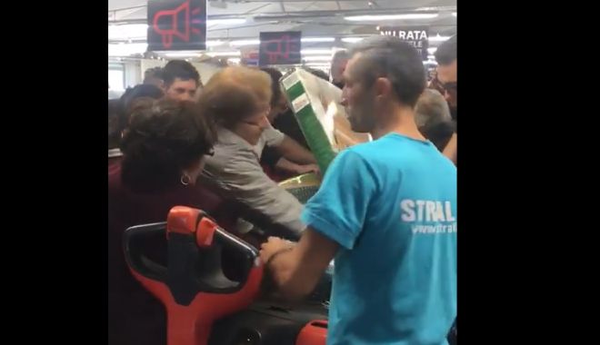 VIDEO INCREDIBIL! Bătaie pe băncuțe la promoție, la un supermarket din Mamaia - untitled-1539249893.jpg