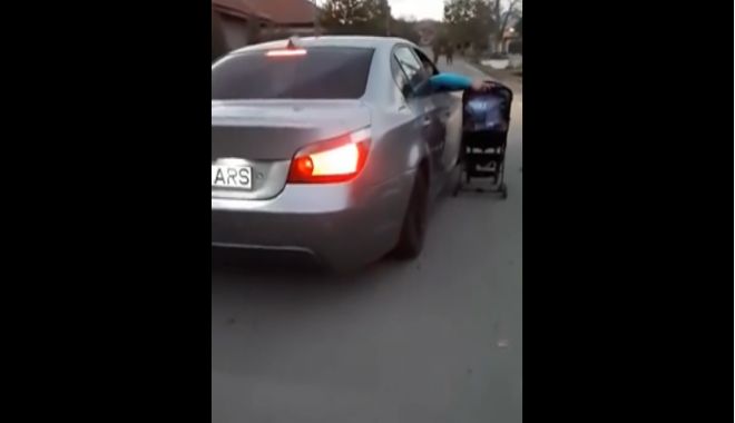 SCENE INCREDIBILE! Bebeluș în cărucior, plimbat pe lângă o mașină aflată în mers! - untitled-1540291184.jpg