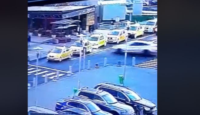 VIDEO. Un șofer de 25 de ani a intrat în plin în două taxiuri parcate lângă mall - untitled-1543321310.jpg