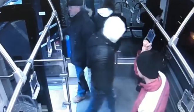VIDEO. HOȚ FILMAT DE CAMERELE DINTR-UN AUTOBUZ RATC, EXACT CÂND FURA DIN BUZUNARE! - untitled-1547558193.jpg