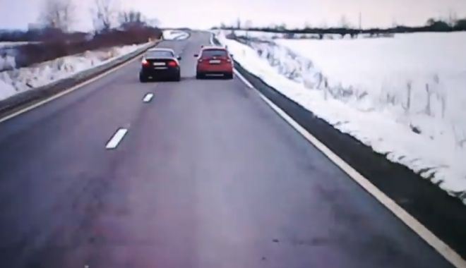 VIDEO. Depășire pe dreapta, în timpul unei alte depășiri. Godină: 