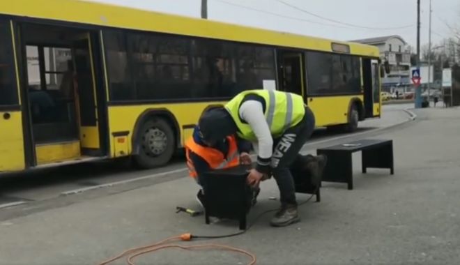 Se montează bănci în stațiile RATC - untitled-1549452664.jpg