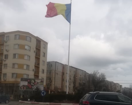 IMAGINEA ZILEI LA CONSTANȚA! Steagul țării, arborat în sensul giratoriu - untitled-1551274548.jpg