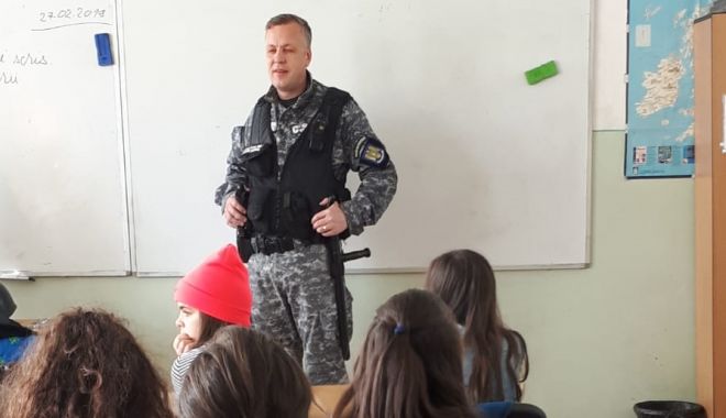 Școli constănțene, vizitate de polițiști. Violența și bullying-ul, pe lista subiectelor dezbătute - untitled-1551339689.jpg