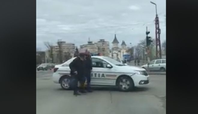 VIDEO. Un polițist a oprit traficul într-o intersecție aglomerată pentru a ajuta un bătrân să traverseze - untitled-1552821570.jpg