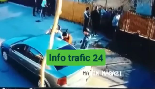 VIDEO ȘOCANT! Doi tineri, opriți în trafic și bătuți, pentru că au ridicat praful cu mașina - untitled-1553002802.jpg